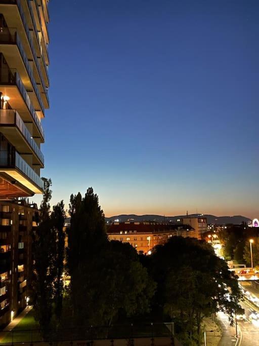 The High-Rise Condo With Pool Вена Экстерьер фото
