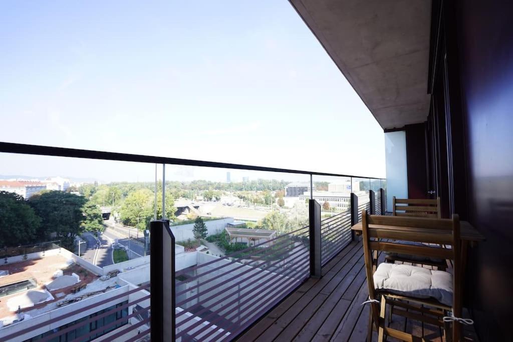 The High-Rise Condo With Pool Вена Экстерьер фото